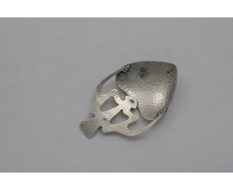 AN EDWARDIAN ART NOUVEAU CADDY SPOON with riveted construction, a hammered finish and an openwork form, maker's mark of H.C. 
