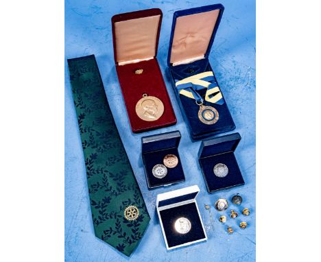 "ROTARY INTERNATIONAL" 15teiliges Konvolut versch. den Klub betreffender Objekte. Bestehend aus: 6 versch. Medaillen, einer K