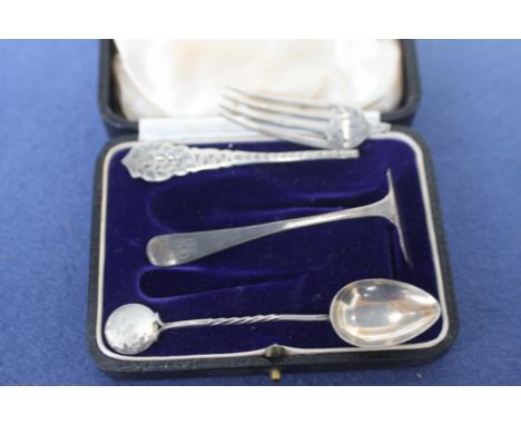 A silver christening push and and case, with a silver tea spoon and silver fork (broken), 40g