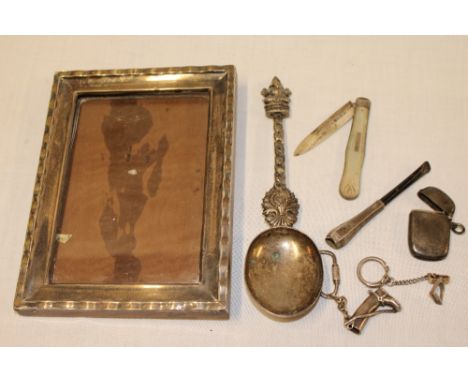 A Victorian silver folding fruit knife with mother of pearl mounts, Glasgow marks 1873; small silver vesta case, silver recta