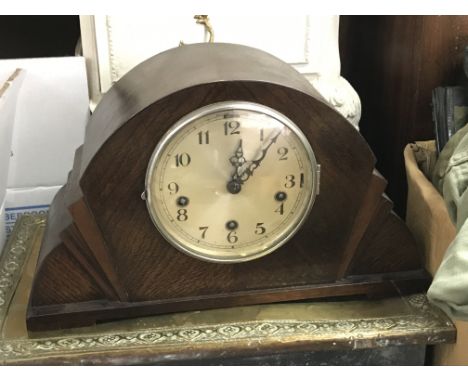 An Oak mantle clock, dimensions 17x40x24cm. This lot cannot be posted. NO RESERVE