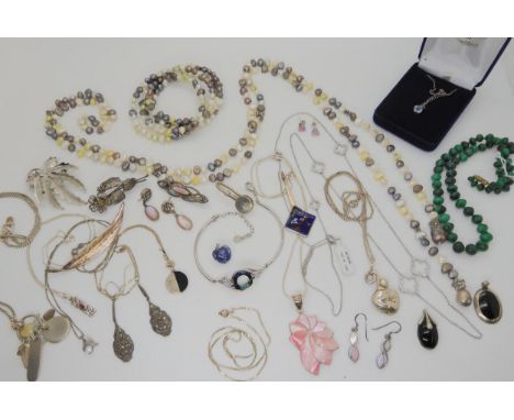 A quantity of silver and white metal jewellery to include a vintage Ward Brothers leaf brooch, cultured pearls etc Condition 