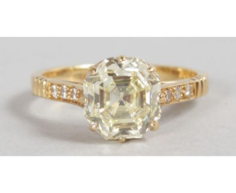 A VERY GOOD 18CT YELLOW GOLD AND DIAMOND RING, set with a single Asscher cut fancy light yellow diamond, approx. 2.85cts, Cla