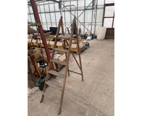 A VINTAGE FIVE RUNG WOODEN STEP LADDER 