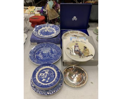 A MIXED LOT OF CERAMICS TO INCLUDE WEDGWOOD WATER CARRIER PLATE, AYNSLEY PLATE, BLUE AND WHITE SPODE PLATE ETC 
