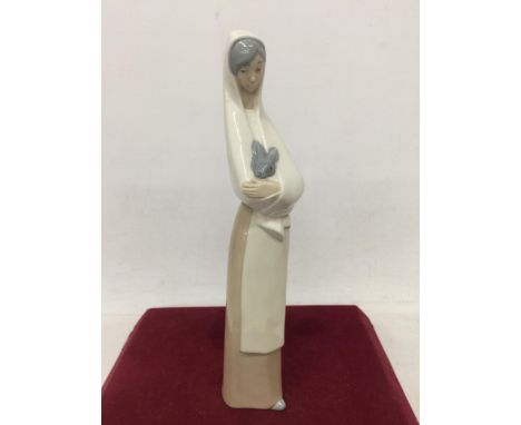 A NAO LLADRO FIGURE OF A GIRL HOLDING A RABBIT 