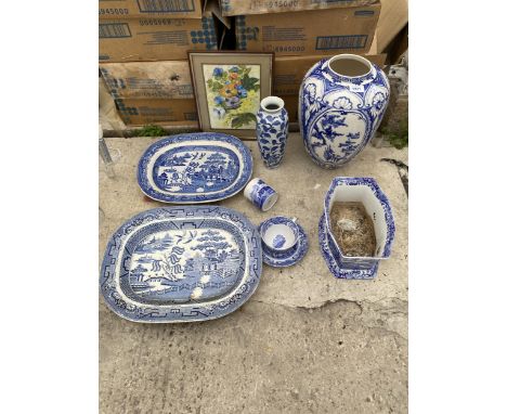 AN ASSORTMENT OF BLUE AND WHITE CERAMICS TO INCLUDE MEAT PLATTERS, VASES AND A PLANTER ETC 