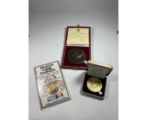 THREE VARIOUS MEDALS AND TOKENS TO INCLUDE A LIMITED EDITION OF 1000 MICHELANGELO QUICENTENNIAL MEDAL, A VAN GOGH MUSEUM MEDA