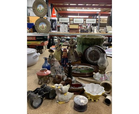 A MIXED LOT INCLUDING MANTLE CLOCK, ORNAMENTS, FIGURES ETC 