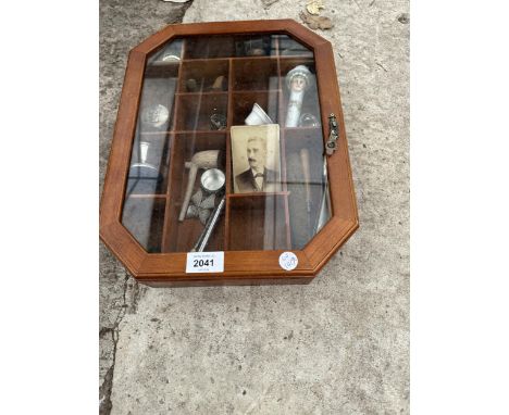 A VINTAGE GLASS FRONTED DISPLAY CABINET WITH AN ASSORTMENT OF  ITEMS TO INCLUDE A PIPE AND CHRISTENING ITEMS ETC 