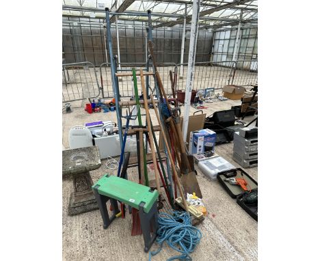 AN ASSORTMENT OF GARDEN TOOLS TO INCLUDE A STEP LADDER, RAKES AND SPADES ETC 