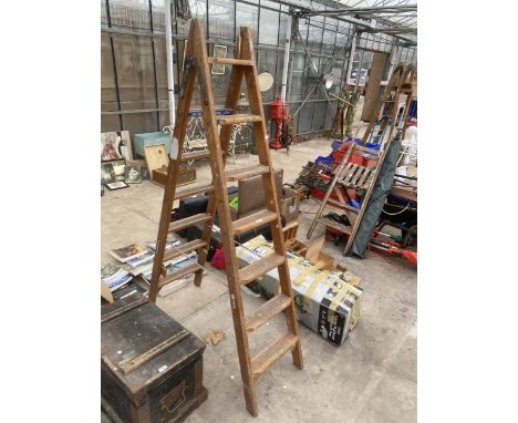 A VINTAGE WOODEN SIX RUNG STEP LADDER 