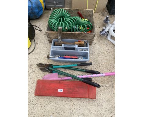 AN ASSORTMENT OF TOOLS TO INCLUDE LOPPERS, HAMMERS AND A HOSE PIPE ETC 