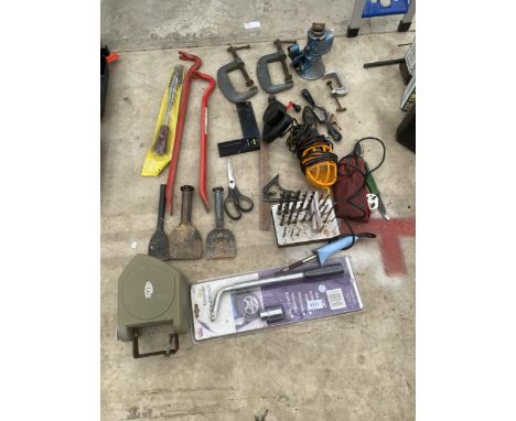AN ASSORTMENT OF TOOLS TO INCLUDE CHISELS, G CLAMPS AND DRILL BITS ETC 