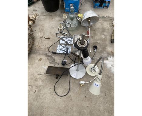 AN ASSORTMENT OF DECORATIVE LAMPS AND LIGHT FITTINGS 