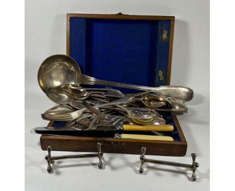 A BOX OF ASSORTED SILVER PLATED ITEMS TO INCLUDE FRENCH CHRISTOFLE LARGE LADLE, WALKER AND HALL ITEMS, KNIFE RESTS ETC 