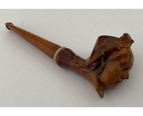 AN ANTIQUE BRITISH QUEEN VICTORIA TREACLE GLAZE TOBACCO PIPE WITH AMBER EFFECT PIPE, LENGTH 13 CM 