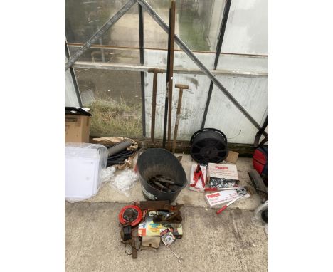 AN ASSORTMENT OF TOOLS TO INCLUDE A STANLEY WOOD PLANE, A FORK AND HAMMERS ETC 