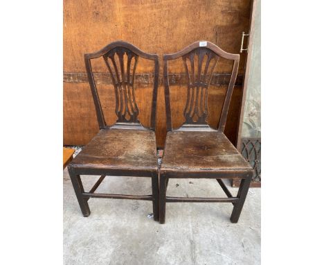 A PAIR OF CHIPPENDALE STYLE DINING CHAIRS 