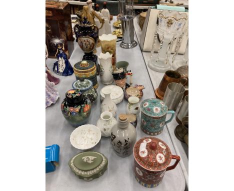 A MIXED LOT OF CERAMICS TO INCLUDE A WEDGWOOD TOBACCO JAR, A/F TO LID, AYNSLEY 'ORCHARD GOLD' VASE, WEDGWOOD VASES AND TRINKE