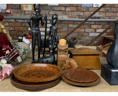 A MIXED LOT OF TRIBAL AND FURTHER WOODEN ITEMS TO INCLUDE TALL FIGURES, BOWLS, CADDY ETC 