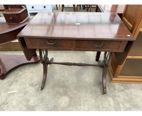 A REPRODUCTION MAHOGANY AND CROSSBANDED SOFA TABLE 