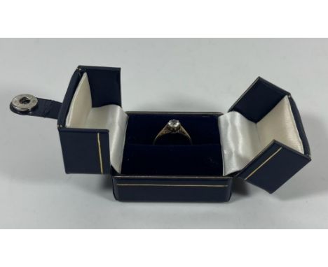 A BOXED 9CT YELLOW GOLD SOLITAIRE RING, UK SIZE K, WEIGHT 1.4 GRAMS 