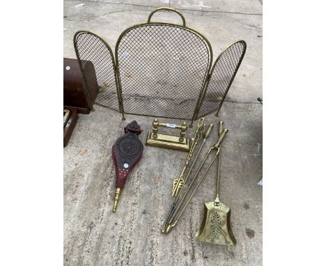 AN ASSORTMENT OF FIRE SIDE ITEMS TO INCLUDE COMPANION TOOLS, A FIRE DOG AND A FIRE SCREEN ETC 