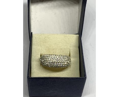 A SILVER DRESS RING IN A PRESENTATION BOX 