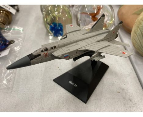 A HIGH DETAIL MODEL OF A RUSSIAN MNR-31 FIGHTER JET, HEIGHT 8CM 