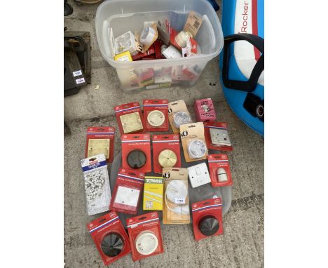 AN ASSORTMENT OF ELECTRICAL SWITCH BOXES AND LIGHT FITTINGS ETC 