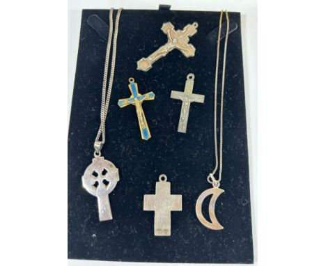A GROUP OF JEWELLERY TO INCLUDE TWO .925 SILVER NECKLACES, .925 SILVER CROSS PENDANT, BLUE ENAMEL CRUCIFIX PENDANT ETC 