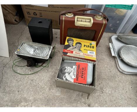 AN ASSORTMENT OF VINTAGE ITEMS TO INCLUDE A RADIO, A SPOT LIGHT AND PIFCO CLIPPERS ETC 