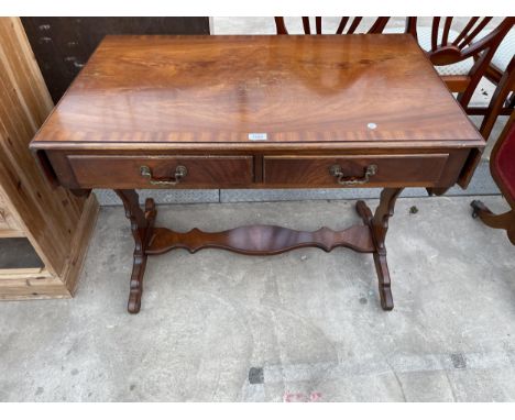 A MAHOGANY AND CROSSBANDED SOFA TABLE ENCLOSING TWO DRAWERS 