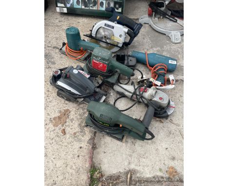 AN ASSORTMENT OF POWER TOOLS TO INCLUDE SANDERS, A WOOD PLANE AND AN ANGLE GRINDER 