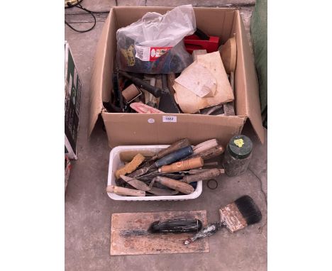 AN ASSORTMENT OF TOOLS TO INCLUDE TROWELS AND CHISELS ETC 