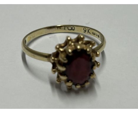 A 9CT YELLOW GOLD AND GARNET RING, SIZE K 