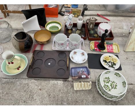 AN ASSORTMENT OF ITEMS TO INCLUDE A STUDIO POTTERY VASE, CERAMIC JUGS AND VARIOUS TRAYS ETC 