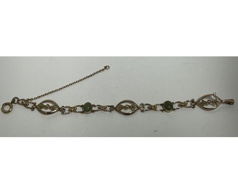 A VINTAGE 9CT YELLOW GOLD, JADE AND PEARL BRACELET GROSS WEIGHT 6.35 GRAMS, LENGTH 17CM 