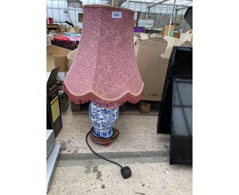 A DECORATIVE ORIENTAL STYLE BLUE AND WHITE TABLE LAMP WITH SHADE 