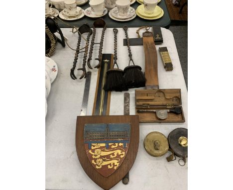 A MIXED LOT TO INCLUDE WOODEN PLAQUE, VINTAGE MEASURING TAPES, CASED STARRETT TOOL ETC 