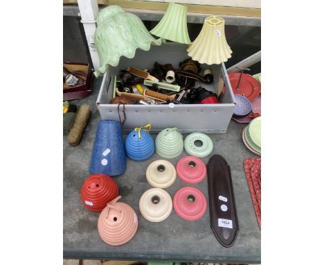 AN ASSORTMENT OF RETRO BAKELITE AND BAKELITE STYLE ITEMS TO INCLUDE LIGHT FITTINGS AND LIGHT SHADES ETC 