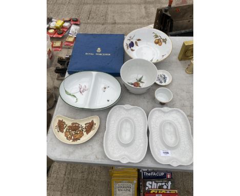 AN ASSORTMENT OF ROYAL WORCESTER CERAMICS TO INCLUDE A BOXED PLATE, BOWLS AND CANAPE PLATES ETC 