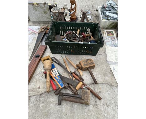 AN ASSORTMENT OF VINTAGE TOOLS TO INCLUDE BRACE DRILLS, CHISELS AND MALLETS ETC 