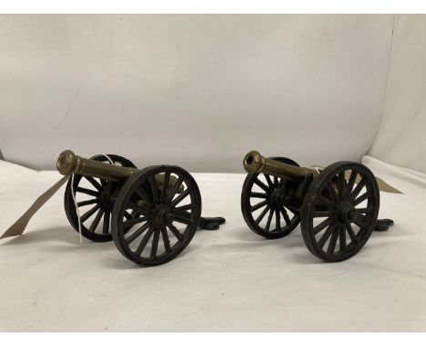 A PAIR OF NON FIRING MODEL NAPOLEONIC WAR CANNONS, 12.5CM BARRELS, LENGTH 19CM 