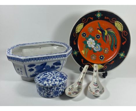 FIVE ORIENTAL ITEMS - CHINESE BLUE AND WHITE PLANTER, 19TH CENTURY CHINESE CANTON FAMILLE ROSE SPOONS, LIDDED BOX AND ORANGE 
