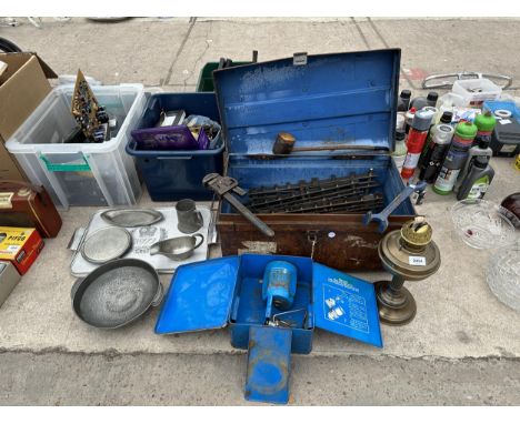 AN ASSORTMENT OF ITEMS TO INCLUDE MODEL RAILWAY TRACK, A CAMPING STOVE, AN OIL LAMP AND PEWTER ITEMS ETC 