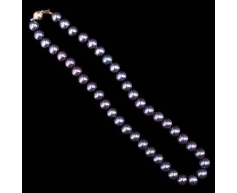 A single strand black pearl necklace, having an 18 K yellow metal ball clasp, pearls 9 mm,  40 cm