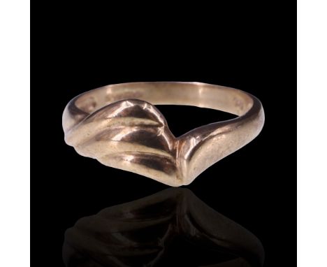 A 9 ct gold wishbone scroll ring, Q, 2.5 g