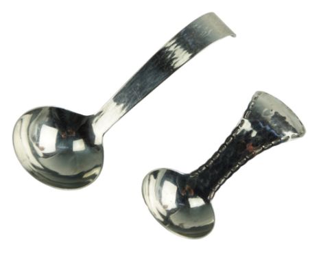 A Keswick School of Industrial Arts and Keswick Metal Craft Staybrite caddy spoons, longest 12.5 cm